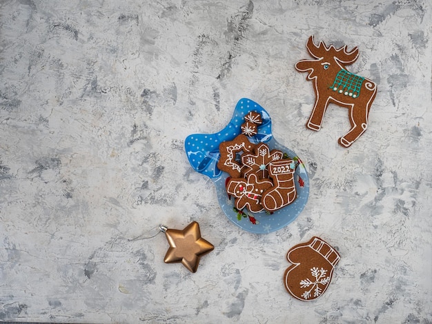 Biscotti di pan di zenzero di Natale con glassa colorata e un piatto di Natale