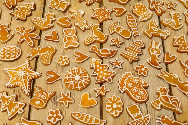 Biscotti di pan di zenzero di Natale glassa decorata Biscotti di pan di zenzero di Natale sul tavolo in legno vista dall'alto