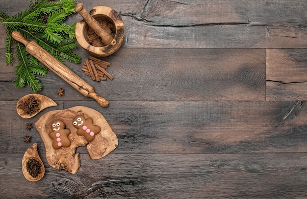 Biscotti di pan di zenzero di Natale, spezie e strumenti di cottura