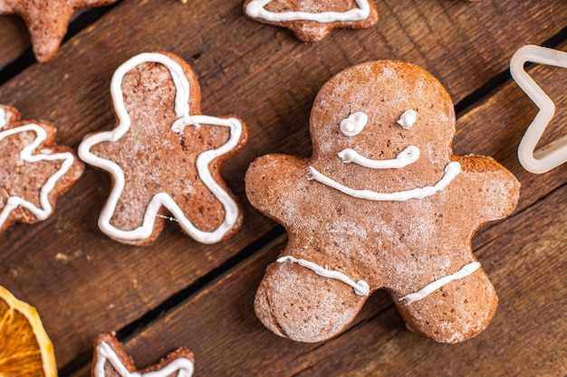 biscotti di pan di zenzero dolci di natale capodanno trattare dolce omino di pan di zenzero cannella zenzero