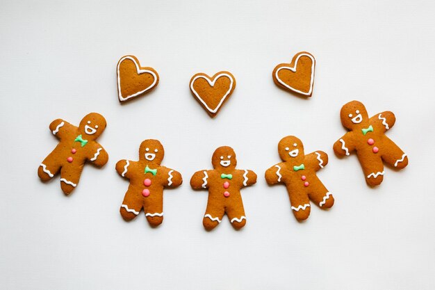 Biscotti di pan di zenzero fatti a mano a forma di stelle e cuori per San Valentino