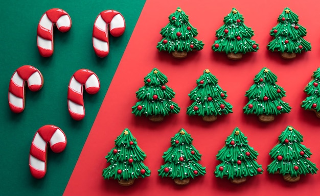 Biscotti di pan di zenzero fatti a mano colorati di Natale vista dall'alto