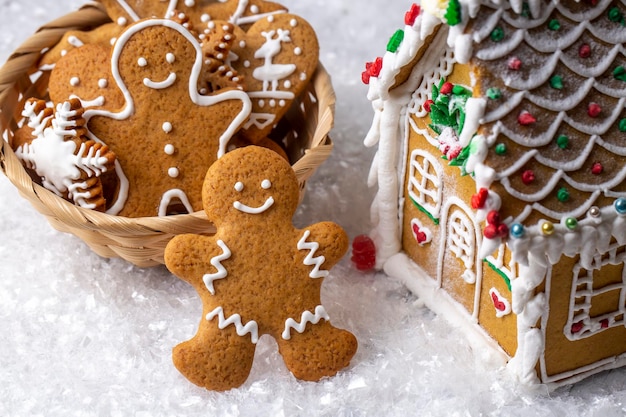 Biscotti di pan di zenzero fatti in casa di Natale, omino di pan di zenzero sul tavolo di legno