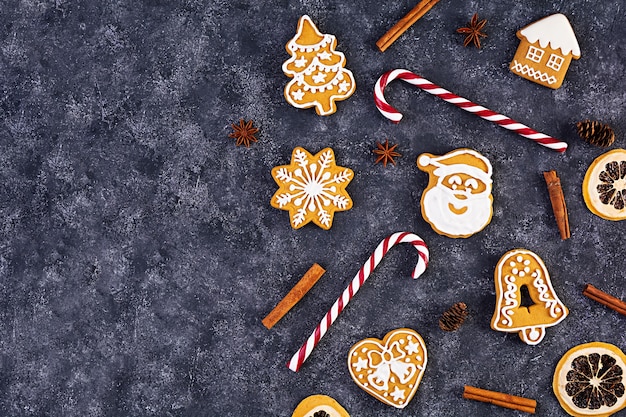 Biscotti di Pan di zenzero fatti in casa di Natale su sfondo grigio