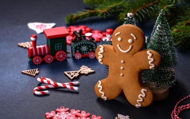 Biscotti di pan di zenzero fatti in casa di Natale su un tavolo di cemento scuro