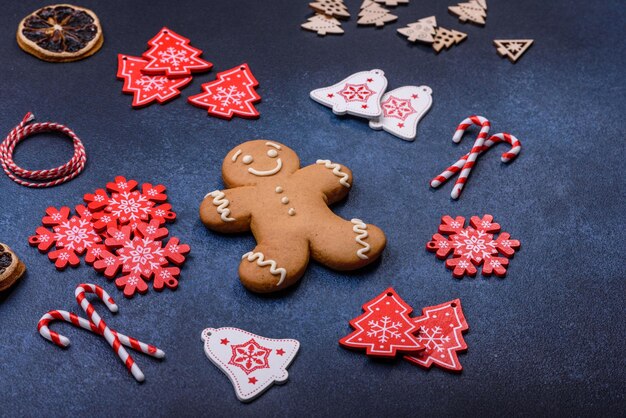 Biscotti di pan di zenzero fatti in casa di Natale su un tavolo di cemento scuro