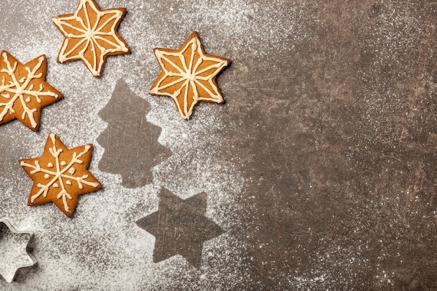 Biscotti di pan di zenzero fatti in casa di Natale sul tavolo della cucina