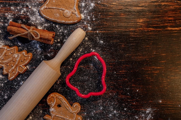 Biscotti di pan di zenzero fatti in casa su un tavolo di legno