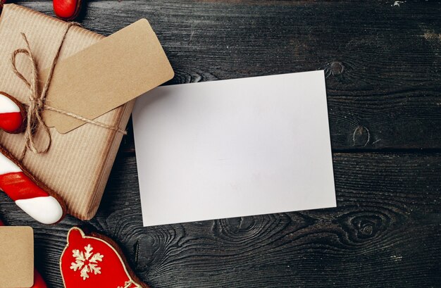 Biscotti di Pan di zenzero presenti e festivi di Natale sulla vista superiore del fondo di legno