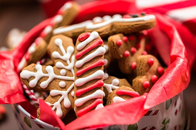 Biscotti di pan di zenzero tradizionali fatti in casa come regali di cibo.