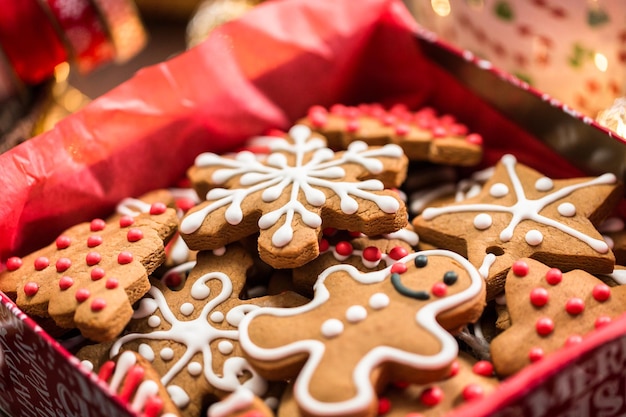 Biscotti di pan di zenzero tradizionali fatti in casa come regali di cibo.