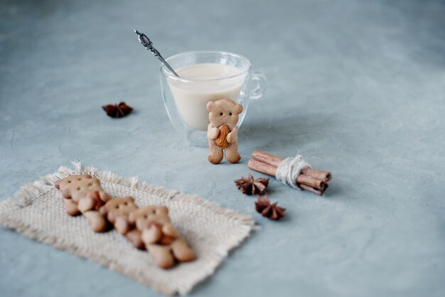 Biscotti di panpepato a forma di orsi con mandorle con bastoncini di cannella e zabaione