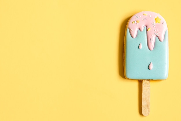 Biscotti di panpepato colorati sotto forma di gelato su stecco in glassa.