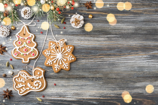 Biscotti di panpepato, decorazioni natalizie su legno.