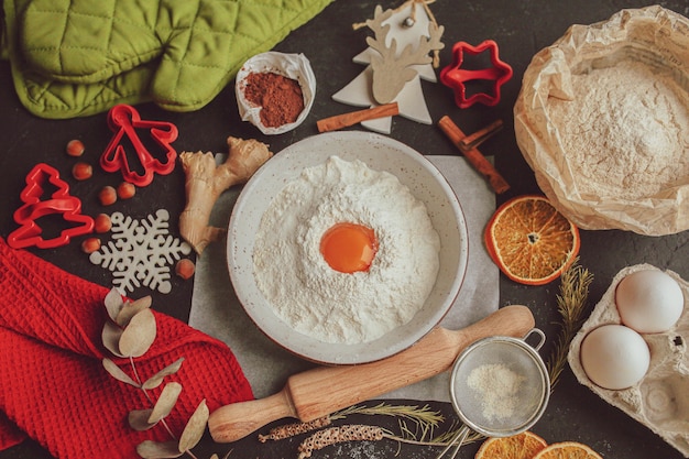 Biscotti di panpepato di Natale Il processo di preparazione dei biscotti di NataleIngredienti per cuocere una torta