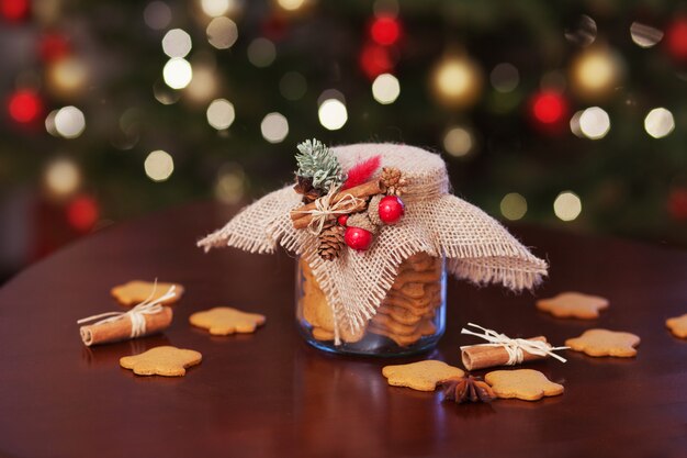 Biscotti di panpepato di Natale nel barattolo di vetro