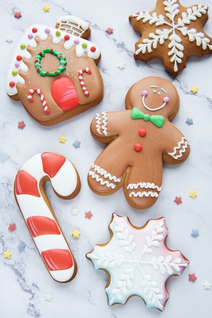 Biscotti di panpepato di Natale su uno sfondo di marmo bianco. Pan di zenzero di Natale delizioso fatto in casa