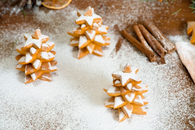 Biscotti di panpepato fatti in casa Alberi di Natale decorati con zucchero a velo