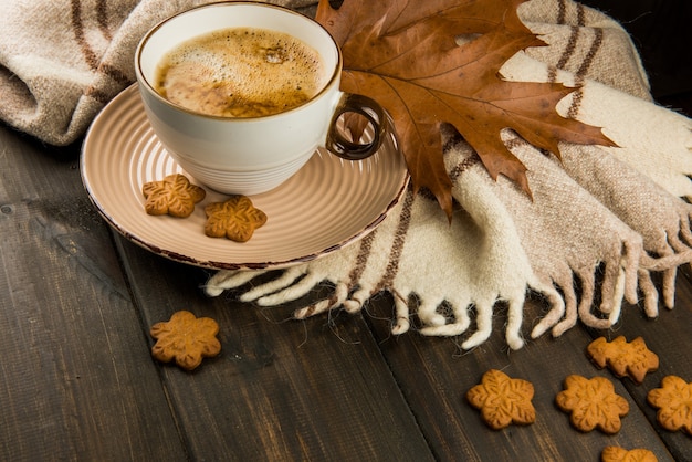 Biscotti di panpepato fatti in casa con una tazza di caffè