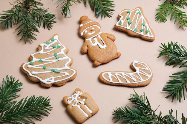 Biscotti di panpepato fatti in casa di Natale con ramoscelli di pino.