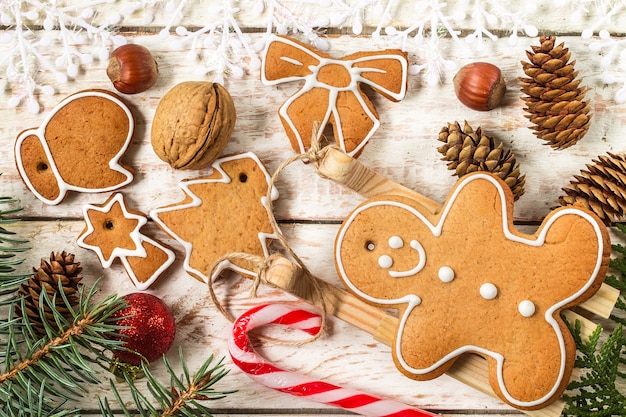 Biscotti di panpepato fatti in casa di Natale sul tavolo