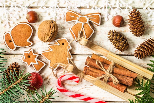 Biscotti di panpepato in casa di Natale sul tavolo