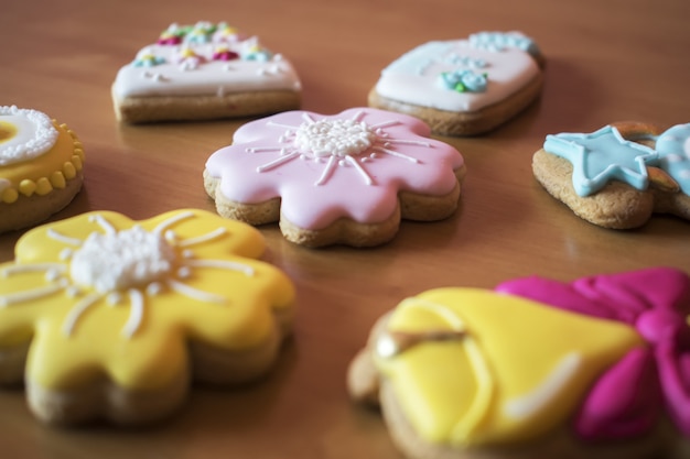 Biscotti di panpepato in casa di Natale sulla tavola di legno