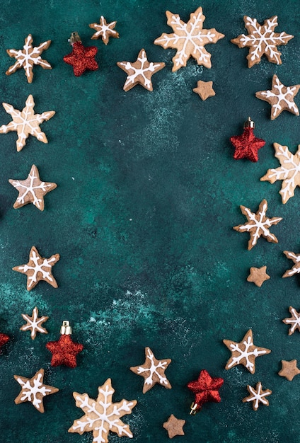Biscotti di panpepato natalizio a forma di fiocco di neve