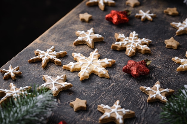 Biscotti di panpepato natalizio a forma di fiocco di neve