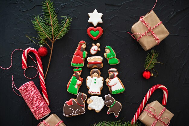 Biscotti di panpepato natalizio con decorazioni natalizie composizione natalizia