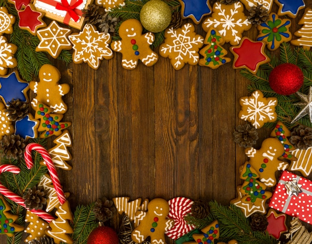 Biscotti di panpepato su fondo di legno