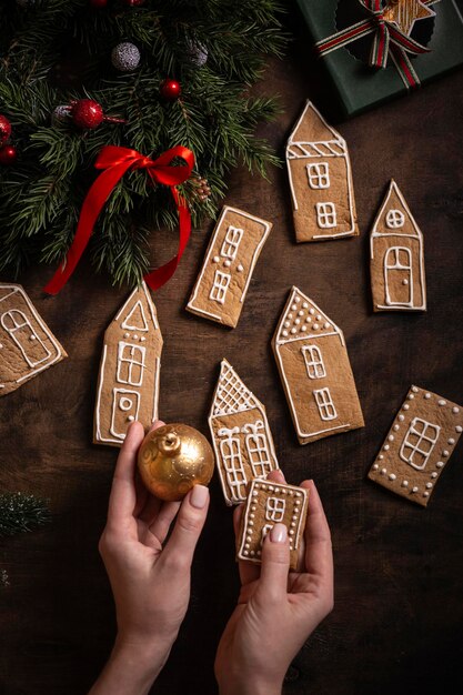 Biscotti di panpepato su un tavolo di legno