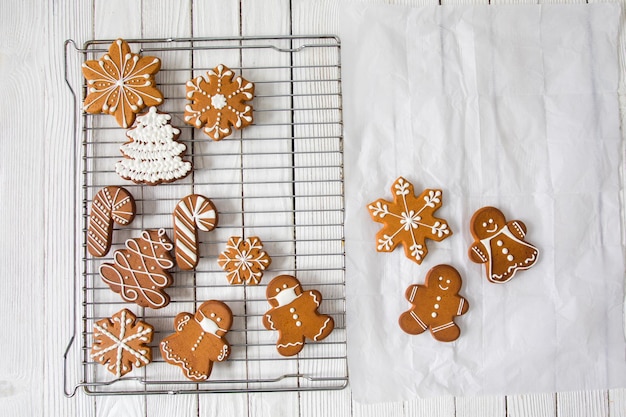 Biscotti di panpepato sul tavolo di legno bianco