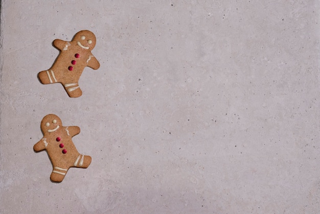 Biscotti di panpepato sullo spazio della copia del fondo di pietra grigia