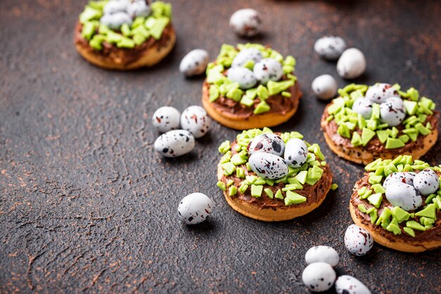 Biscotti di Pasqua a forma di nido con le uova