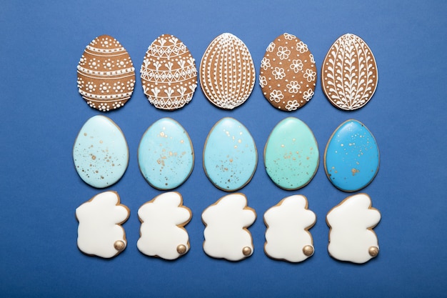 Biscotti di Pasqua su una zolla su una superficie blu. Coniglietto di Pasqua. Uova di Pasqua.