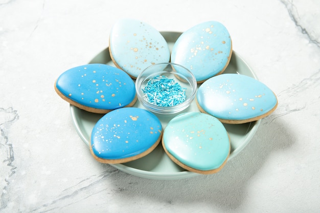 Biscotti di Pasqua sulla superficie di calcestruzzo. Uova di Pasqua. Posto per il testo. Vista dall'alto. Avvicinamento.