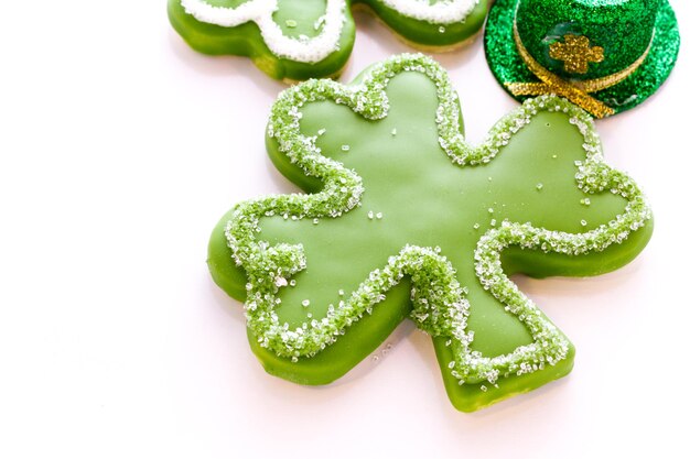 Biscotti di pasta frolla al cioccolato bianco a forma di quadrifoglio per il giorno di San Patrizio.