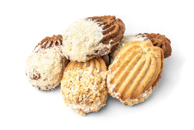 Biscotti di pasta frolla con arachidi e cocco isolato su bianco