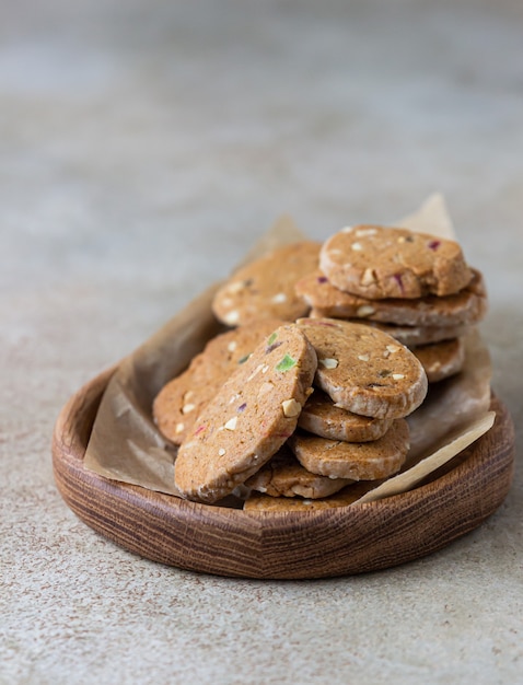 Biscotti di pasta frolla con frutta candita su fondo in cemento chiaro. Biscotti Tutti Frutti.