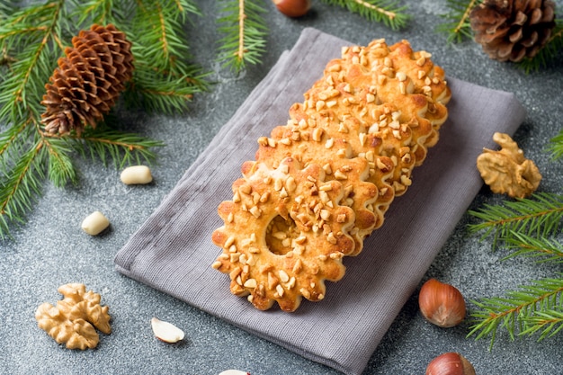 Biscotti di pasta frolla di natale con le noci.