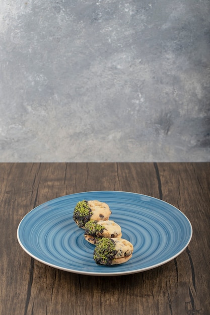 Biscotti di pasta frolla fatti in casa collocati su un tavolo di legno.