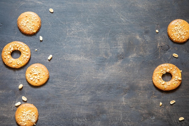 Biscotti di pasta frolla fatti in casa con arachidi su uno sfondo di legno biscotto di arachidi piatto posto per lo sfondo del cibo del testo