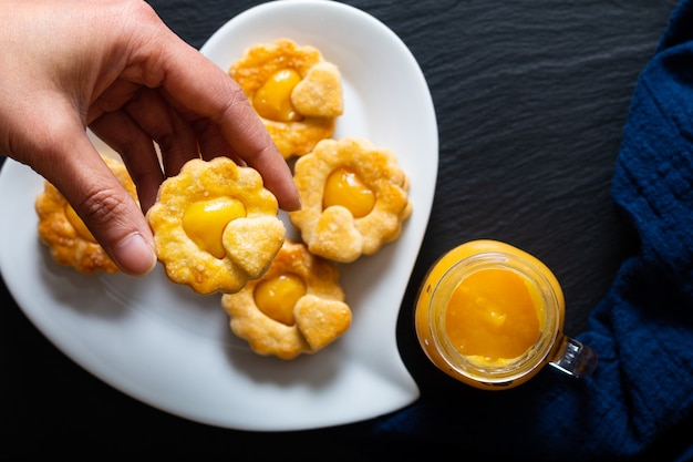 biscotti di pasta frolla rustici organici casalinghi della cagliata di limone su fondo nero