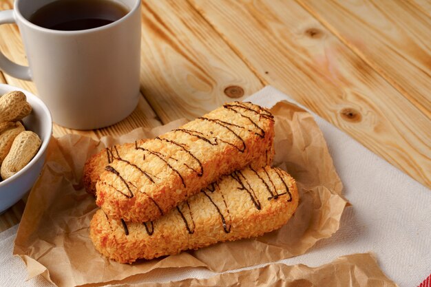 Biscotti di pasta frolla sul bordo di legno vicino foto