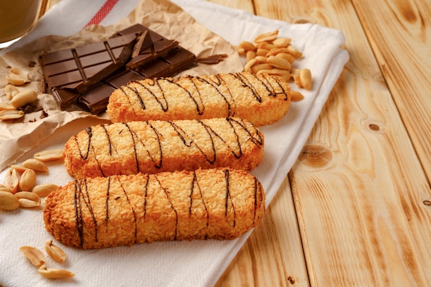 Biscotti di pasta frolla sulla tavola di legno si chiuda