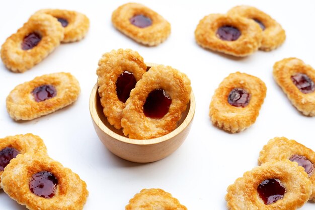 Biscotti di pasta sfoglia ripieni di marmellata