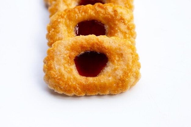 Biscotti di pasta sfoglia ripieni di marmellata