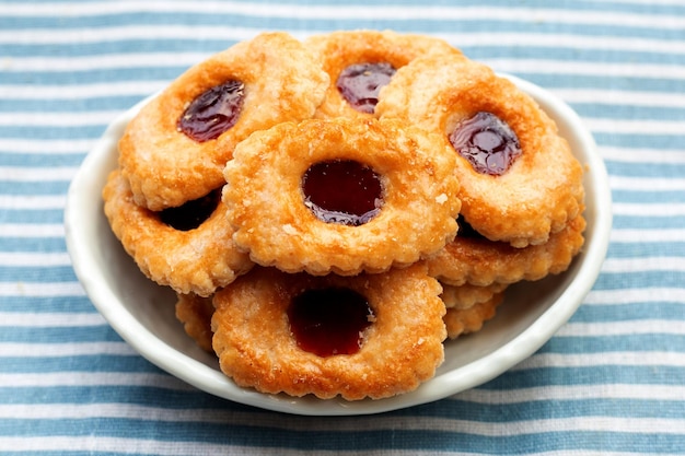 Biscotti di pasta sfoglia ripieni di marmellata