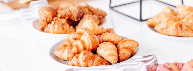 Biscotti di pasticceria e croissant dolci dolci serviti in occasione di eventi di beneficenza cibo bevande e concetto di menu a...